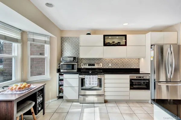 $899,000 | 11 Manors Drive, Jericho, NY 11753