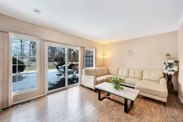 $899,000 | 11 Manors Drive, Jericho, NY 11753