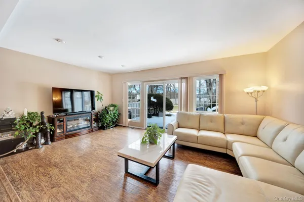 $899,000 | 11 Manors Drive, Jericho, NY 11753