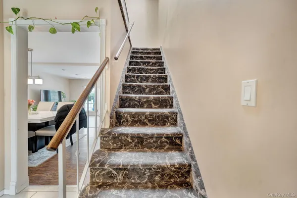 $899,000 | 11 Manors Drive, Jericho, NY 11753