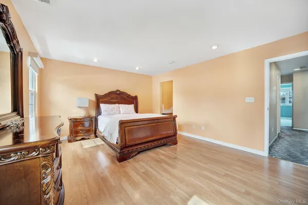 $899,000 | 11 Manors Drive, Jericho, NY 11753