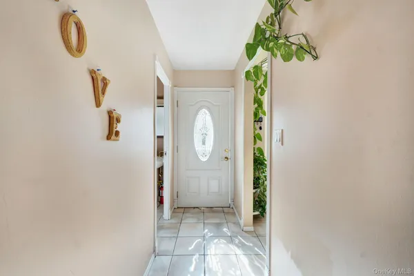 $899,000 | 11 Manors Drive, Jericho, NY 11753