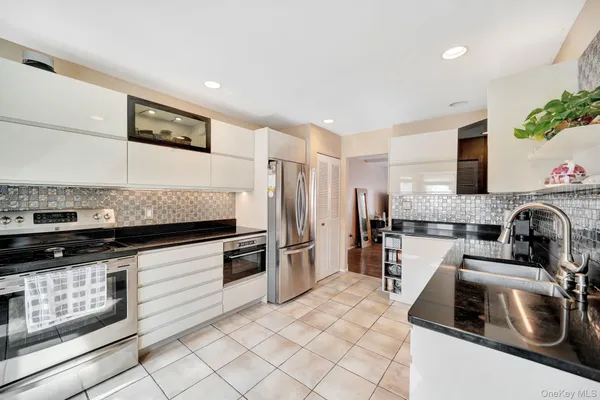 $899,000 | 11 Manors Drive, Jericho, NY 11753