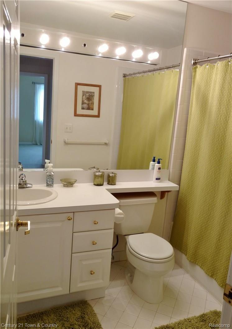217 Whims Court Rochester, MI 48306 - Photo 17 of 27 IMG_20161003_114332187.jpg