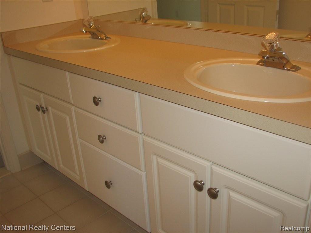 19079 Van Road Livonia, MI 48152 - Photo 15 of 20 Jack & Jill Bath