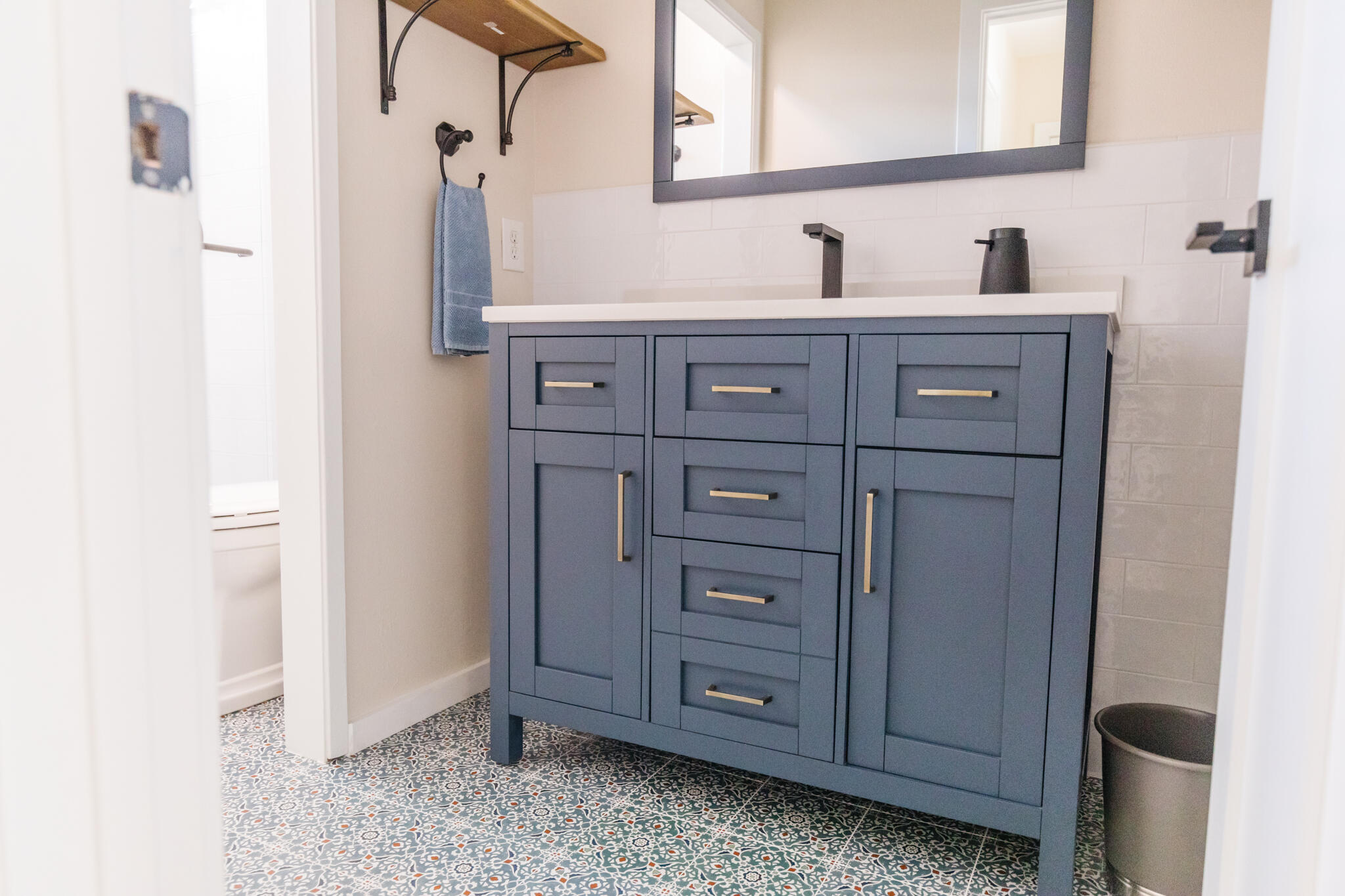 5455 8th Street, Unit 96 Carpinteria, CA 93013 - Photo 22 of 28 a bathroom with a sink and a mirror