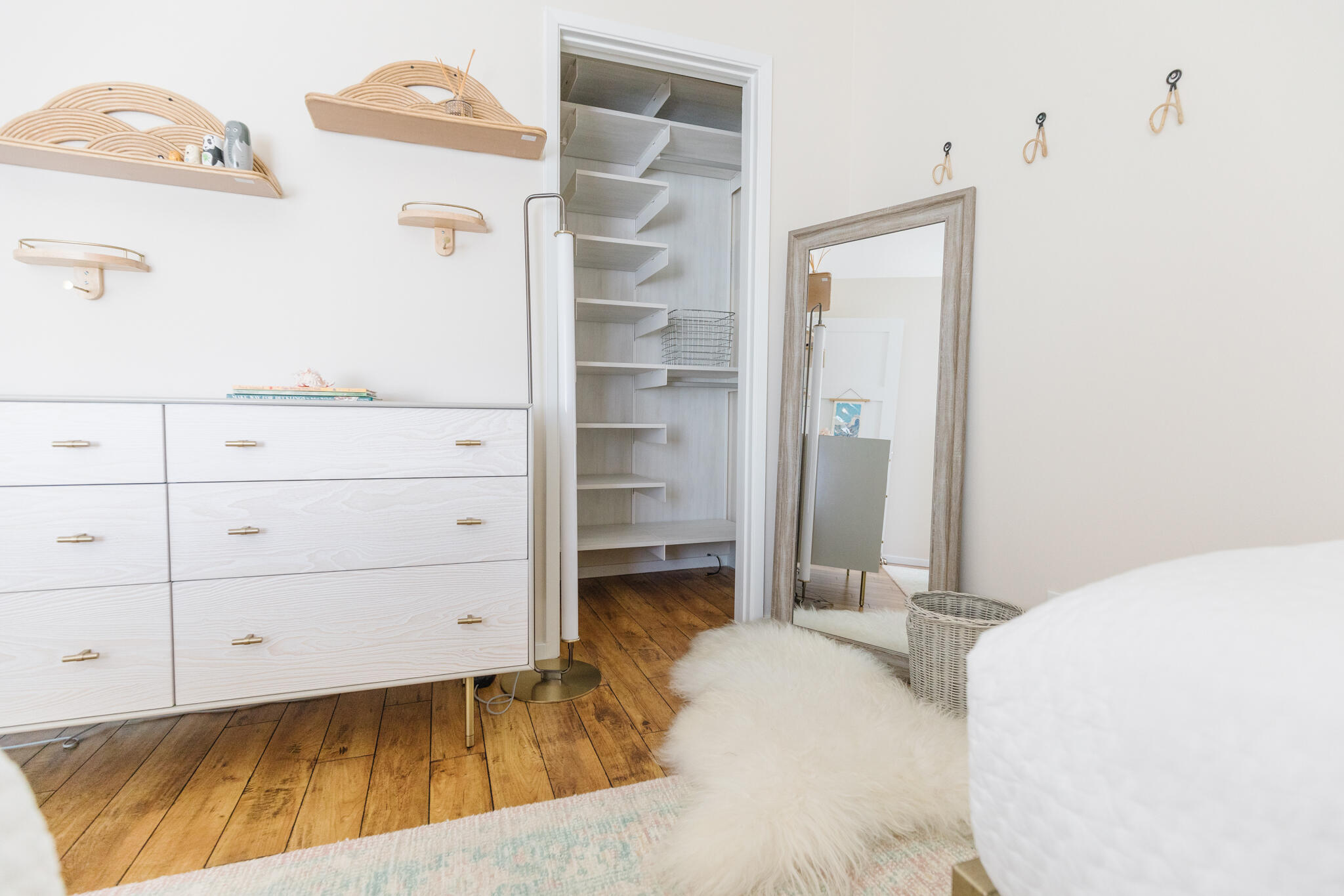 5455 8th Street, Unit 96 Carpinteria, CA 93013 - Photo 25 of 28 a bedroom with a bed and a dresser