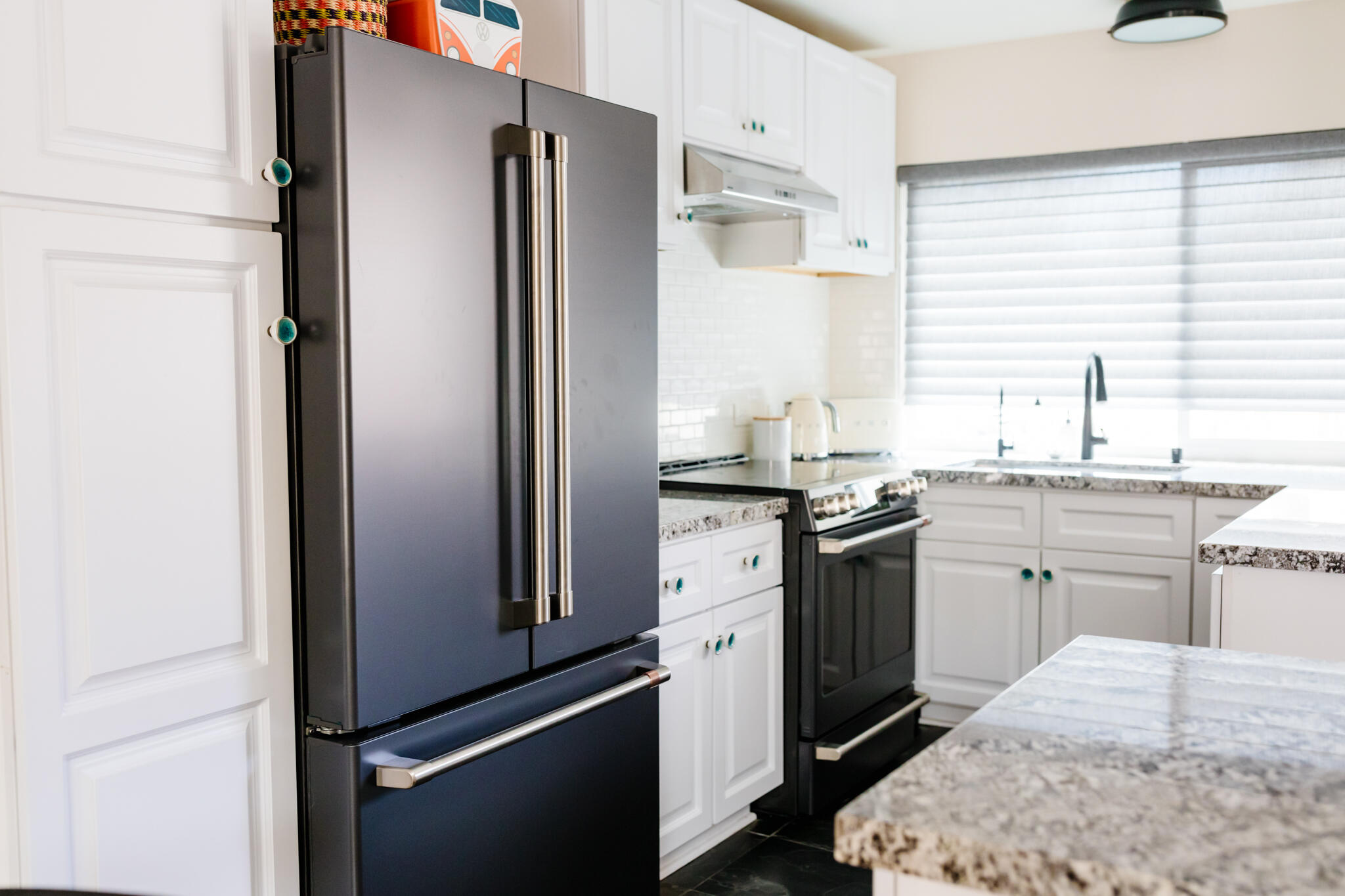 5455 8th Street, Unit 96 Carpinteria, CA 93013 - Photo 5 of 28 a kitchen with a sink stove and refrigerator