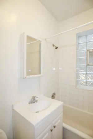 $1,000 | 6916 North Lakewood Avenue, Unit 409, Chicago, IL 60626
