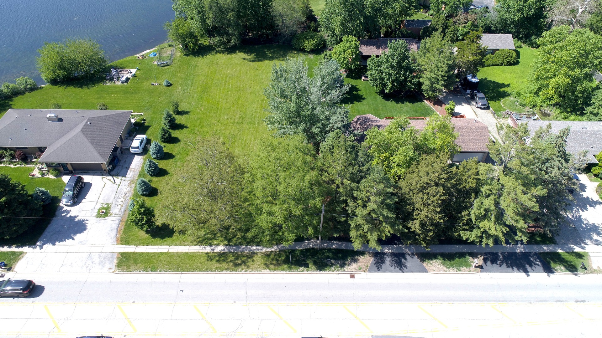 806 Plainfield Road Downers Grove, IL 60516 - Photo 7 of 16 an aerial view of a house with a yard