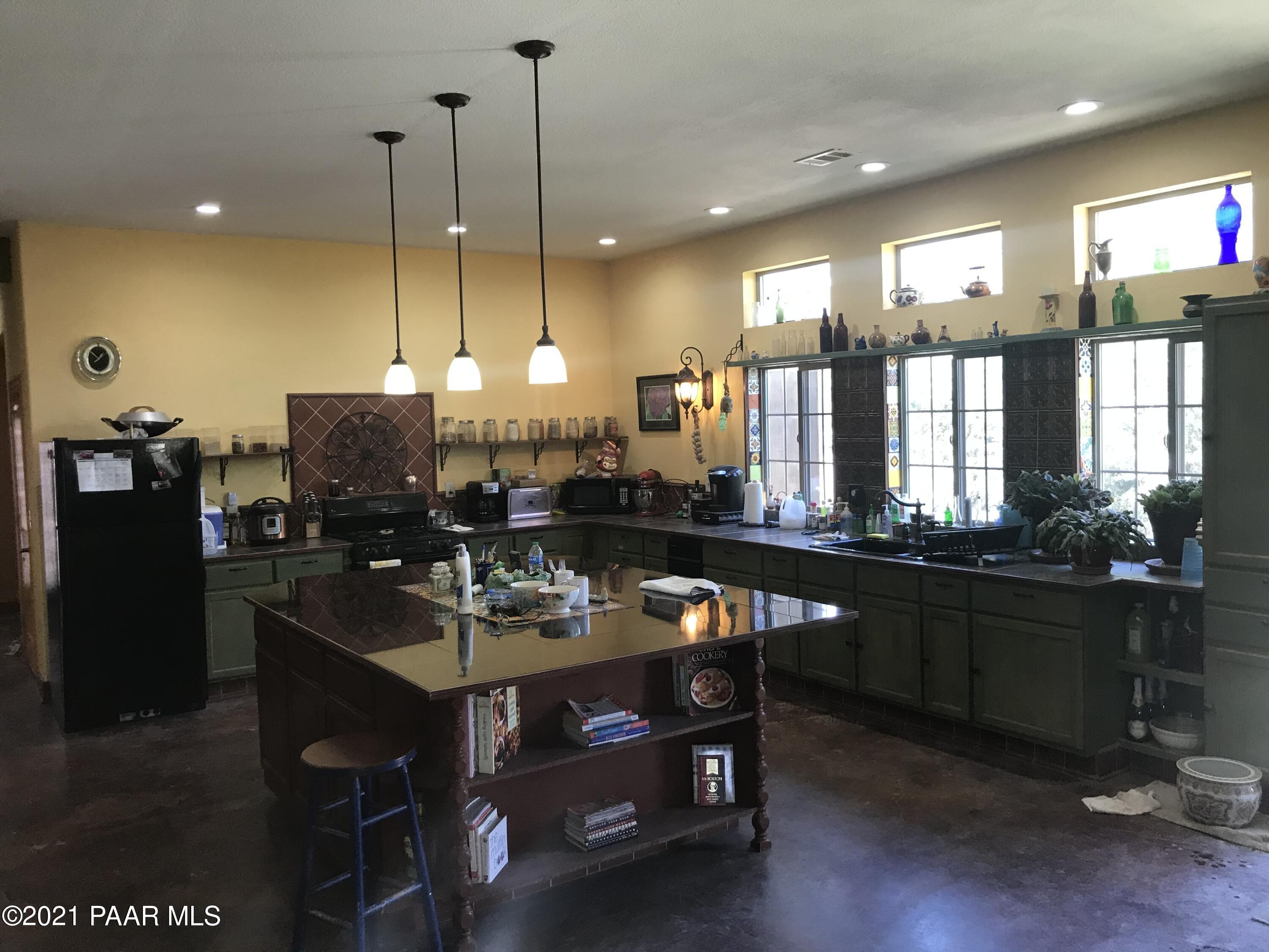 37526 West Howling Coyote Road Seligman, AZ 86337 - Photo 4 of 56 grand kitchen