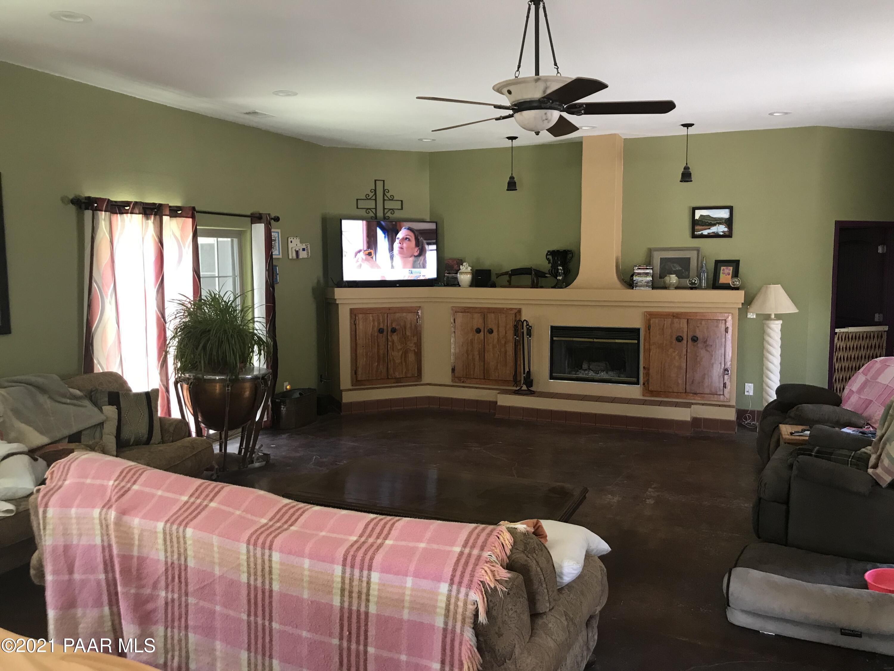 37526 West Howling Coyote Road Seligman, AZ 86337 - Photo 8 of 56 living room