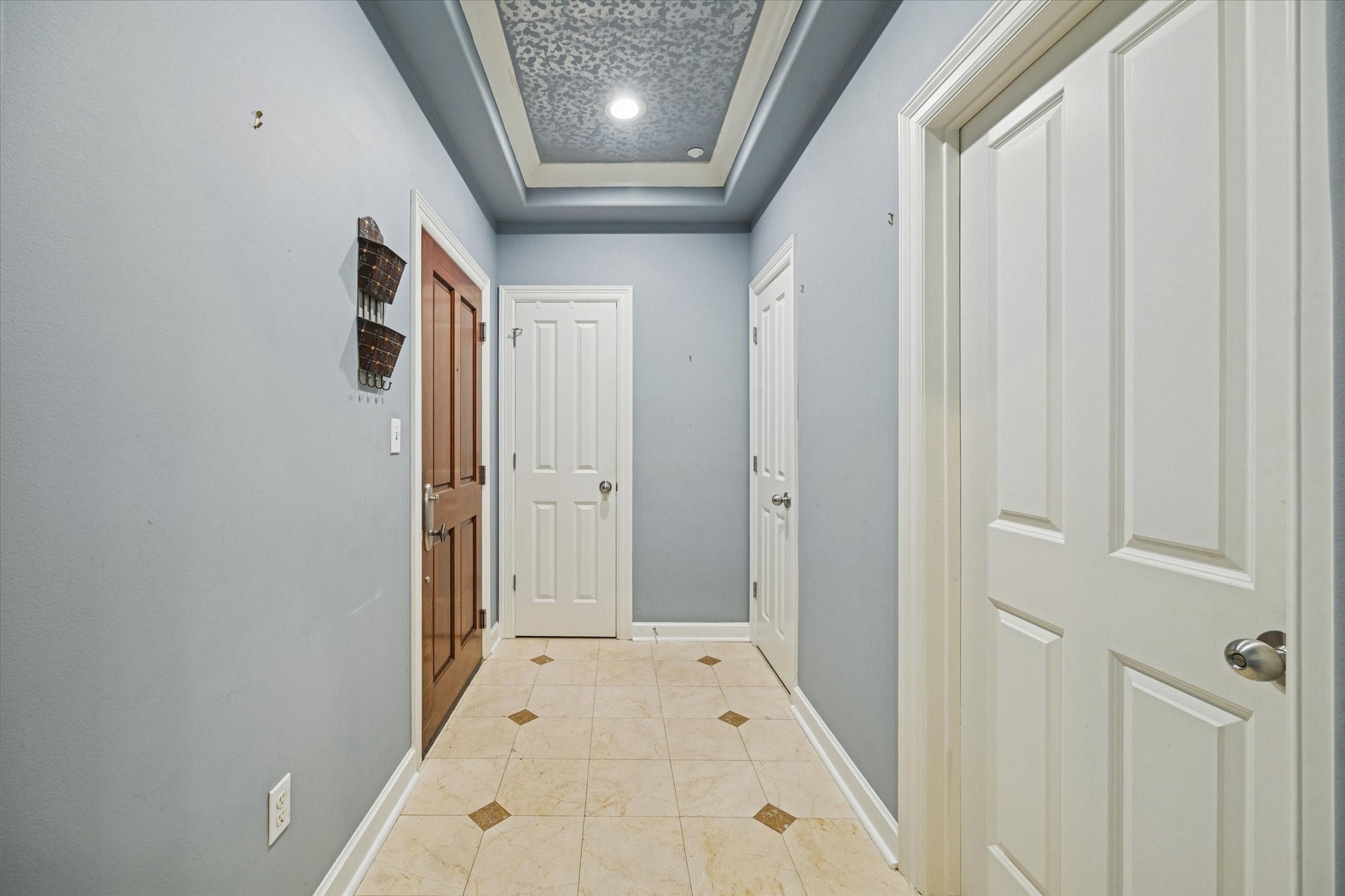 914 Main Street, Unit 1204 Houston, TX 77002 - Photo 6 of 34 Entry with trash room, coat closet, and 1/2 bath.