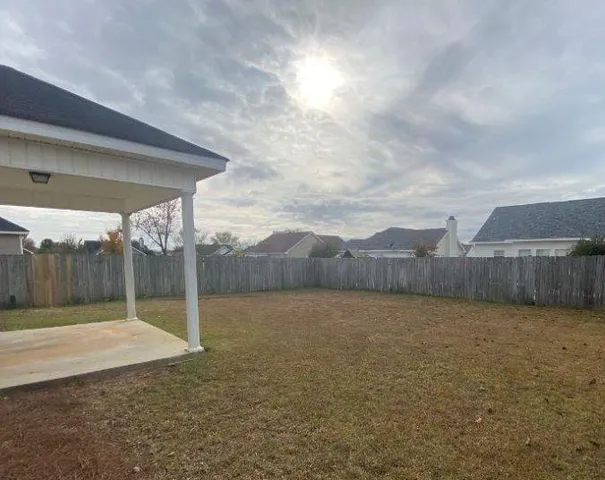 a view of a backyard