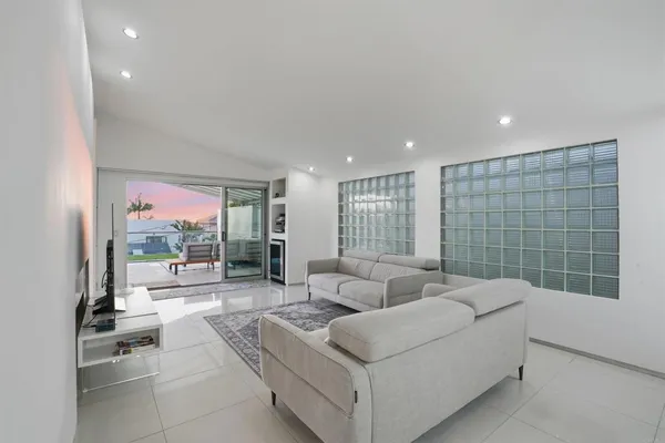 $2,795,000 | 5628 Linda Rosa Avenue, La Jolla, CA 92037