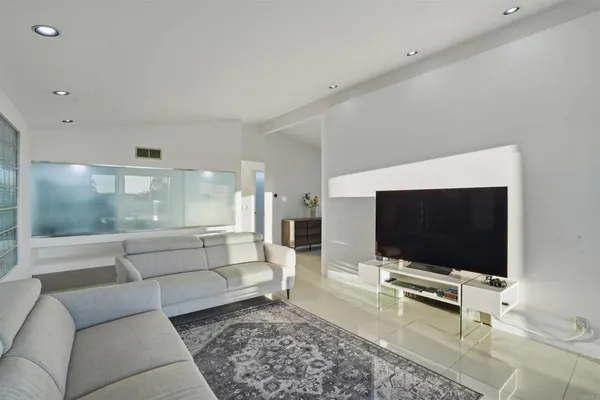$2,795,000 | 5628 Linda Rosa Avenue, La Jolla, CA 92037