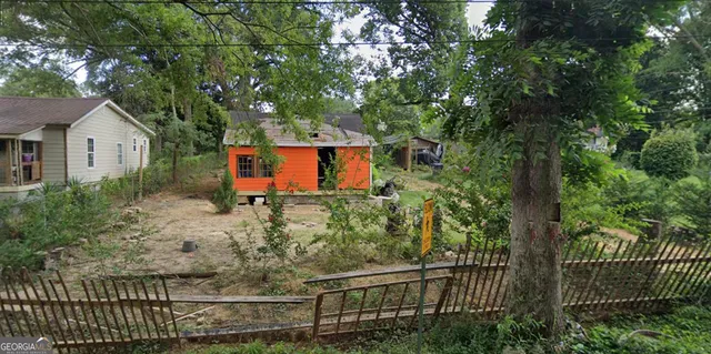 a view of a backyard