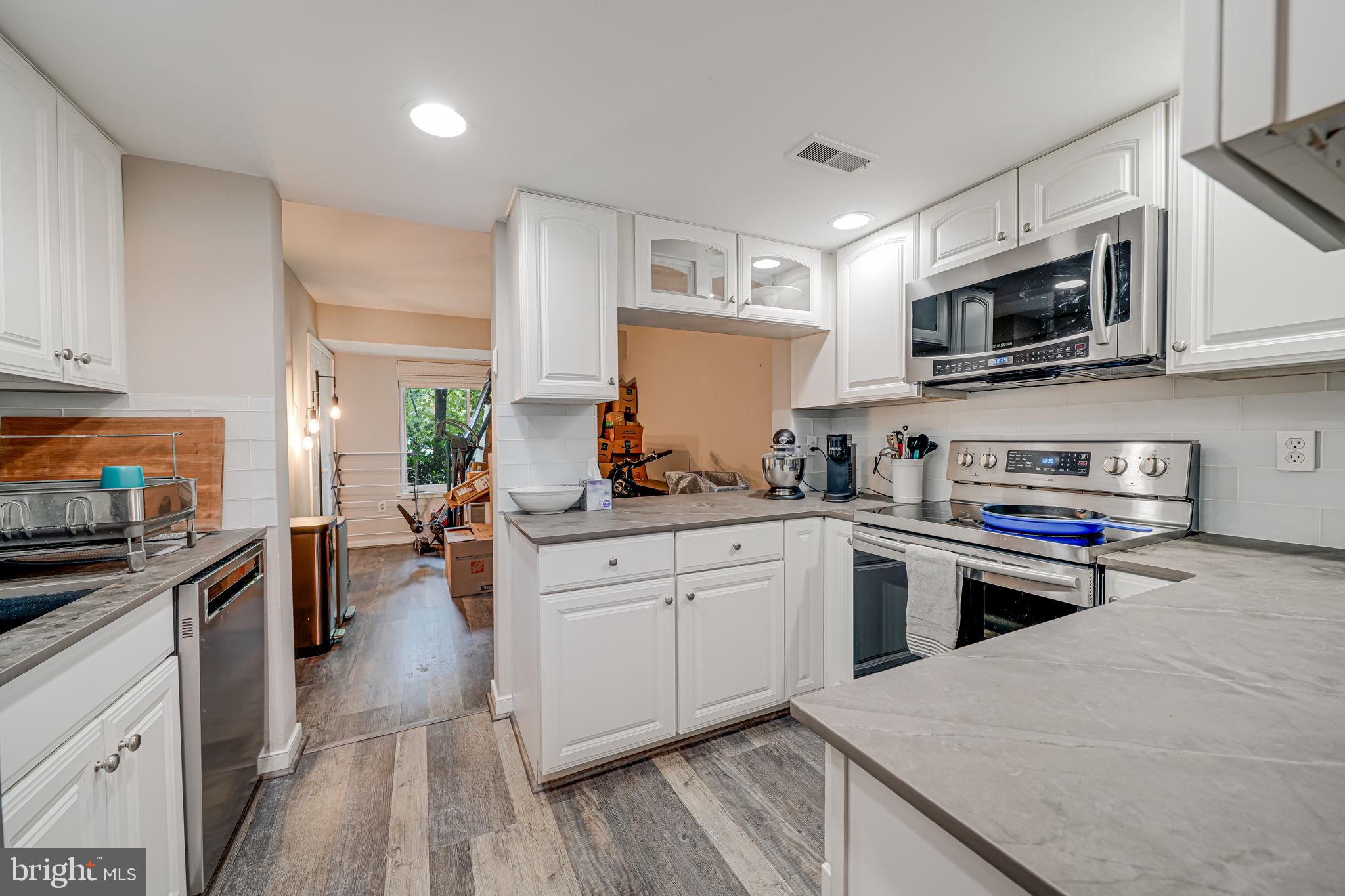 1825 Ivy Oak Square Reston, VA 20190 - Photo 12 of 37 Spacious upgraded kitchen!