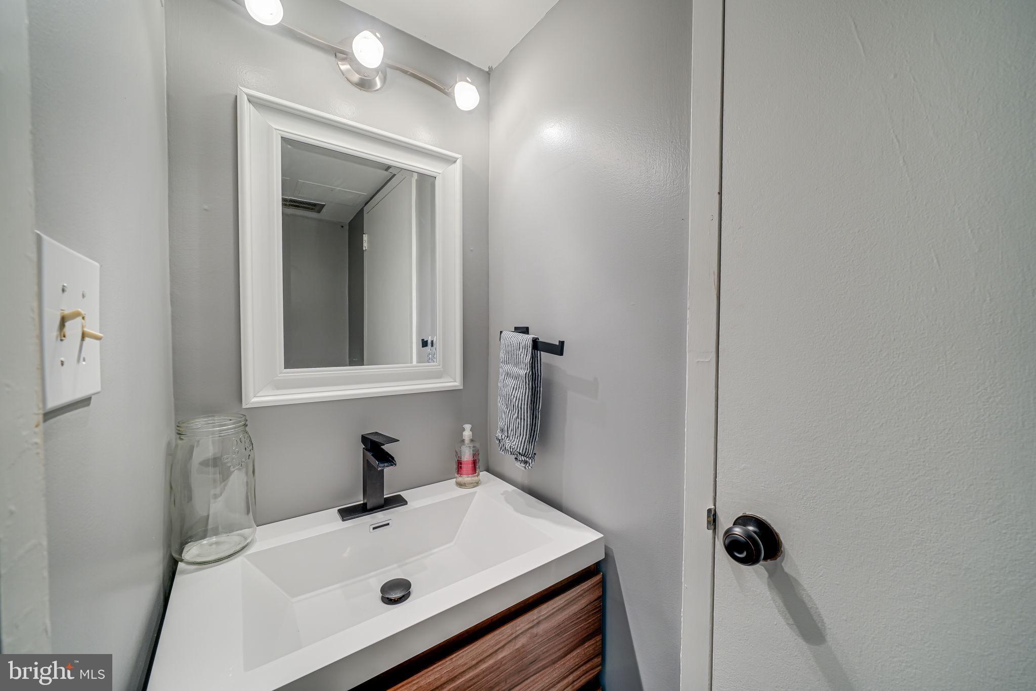 1825 Ivy Oak Square Reston, VA 20190 - Photo 16 of 37 Convenient 1/2 bath on main level.