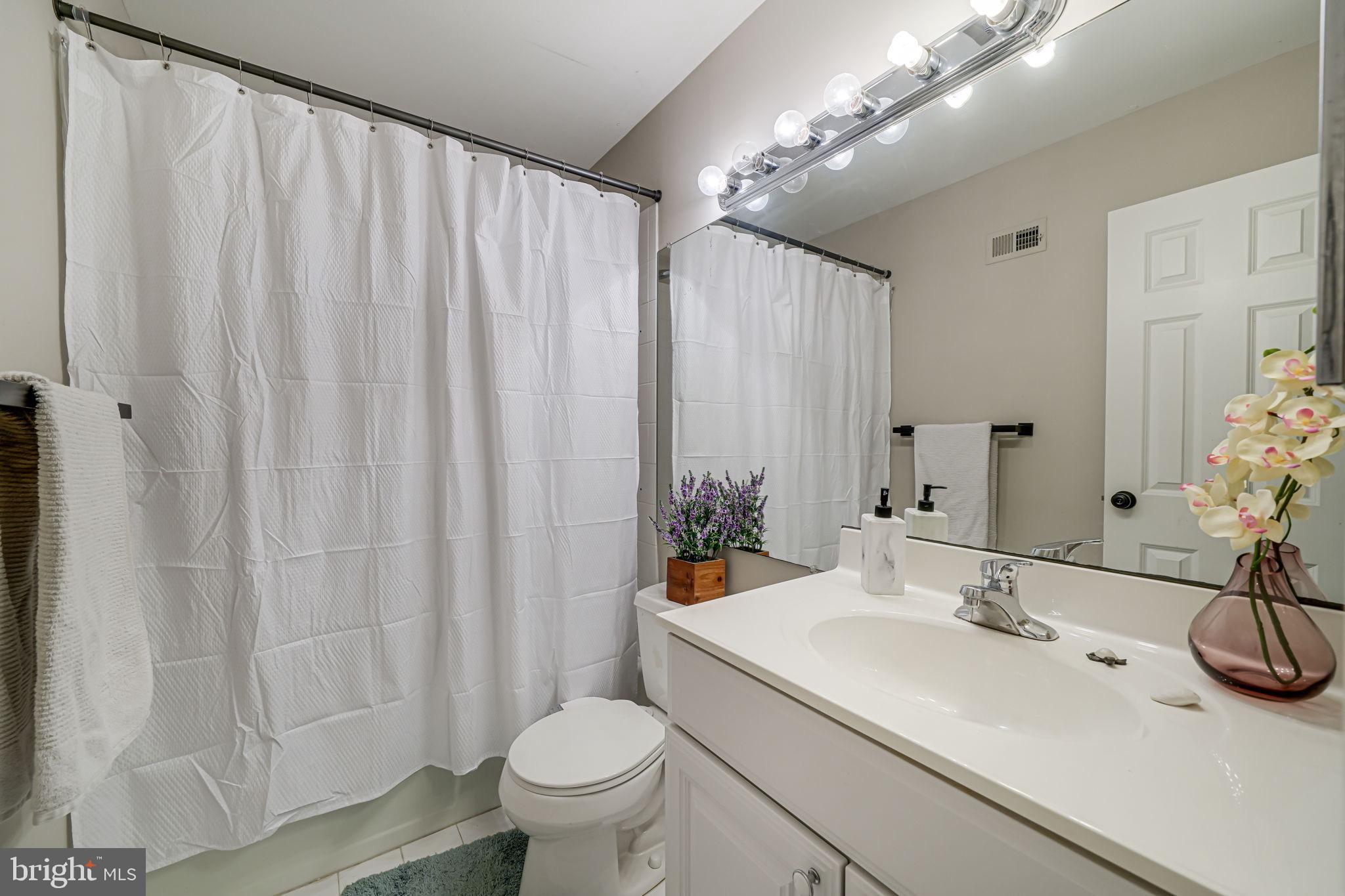 1825 Ivy Oak Square Reston, VA 20190 - Photo 27 of 37 FULL Secondary bath!