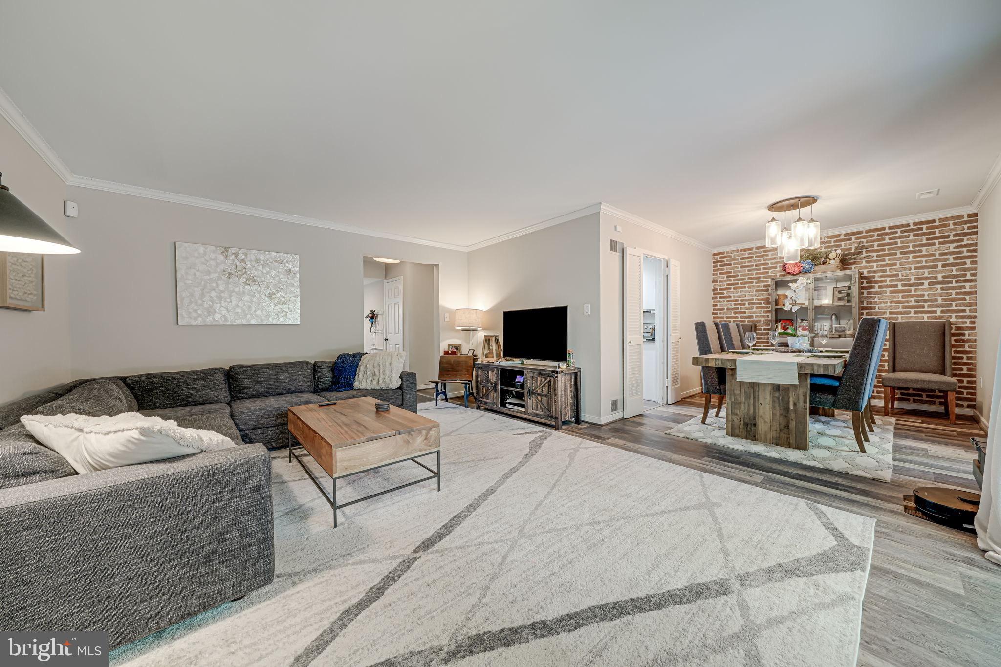 1825 Ivy Oak Square Reston, VA 20190 - Photo 5 of 37 Large Family room!
