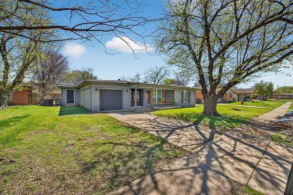 a view of a house with a yard