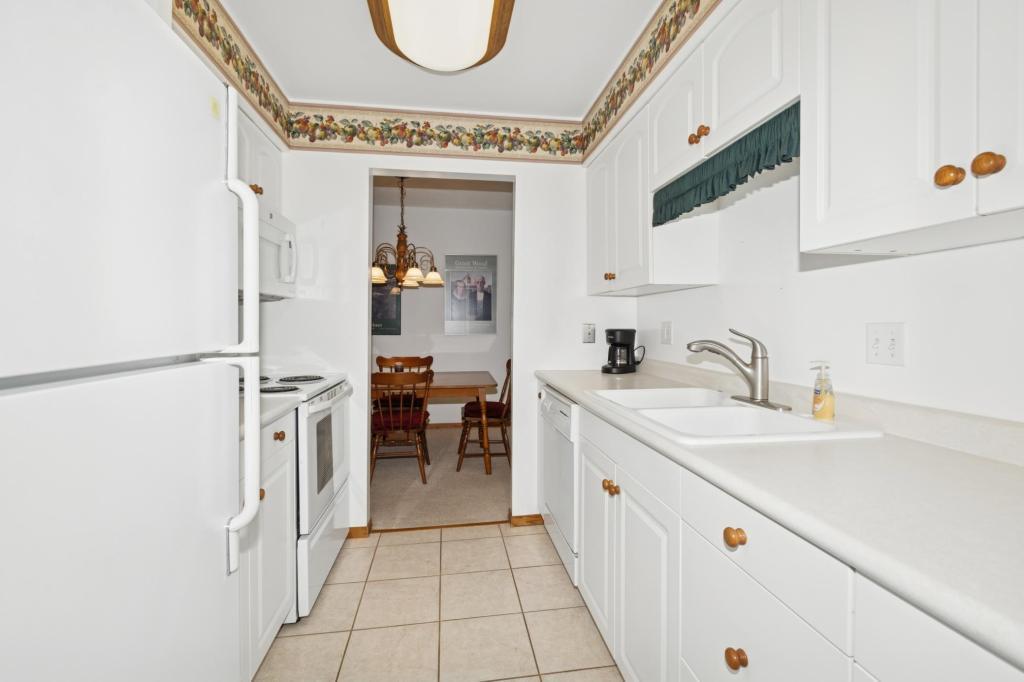 2240 Midland Grove Road, Unit 201 Roseville, MN 55113 - Photo 9 of 31