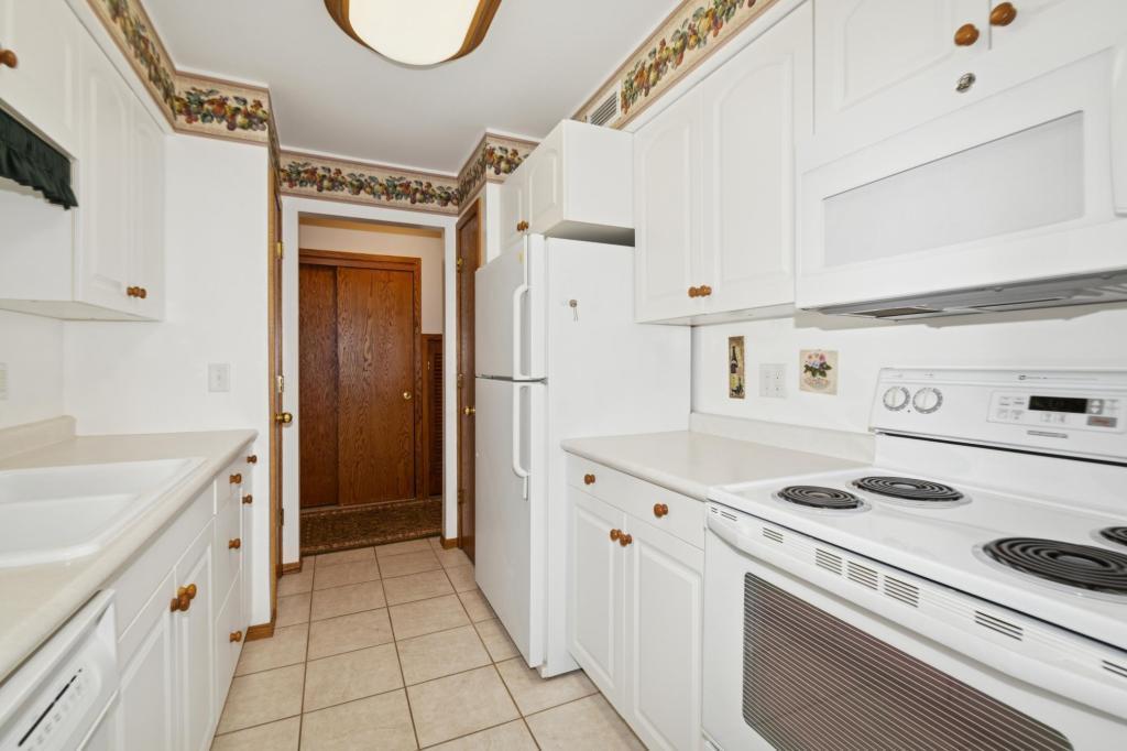 2240 Midland Grove Road, Unit 201 Roseville, MN 55113 - Photo 10 of 31