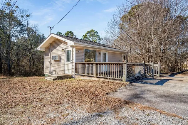 a view of a house with a yard