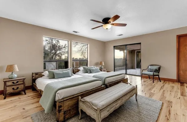 a view of empty room with a ceiling fan