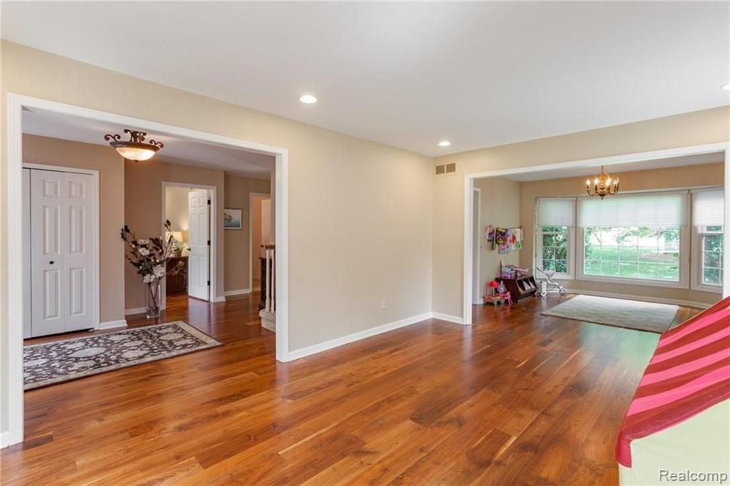 338 Lake Forest Road Rochester Hills, MI 48309 - Photo 9 of 28