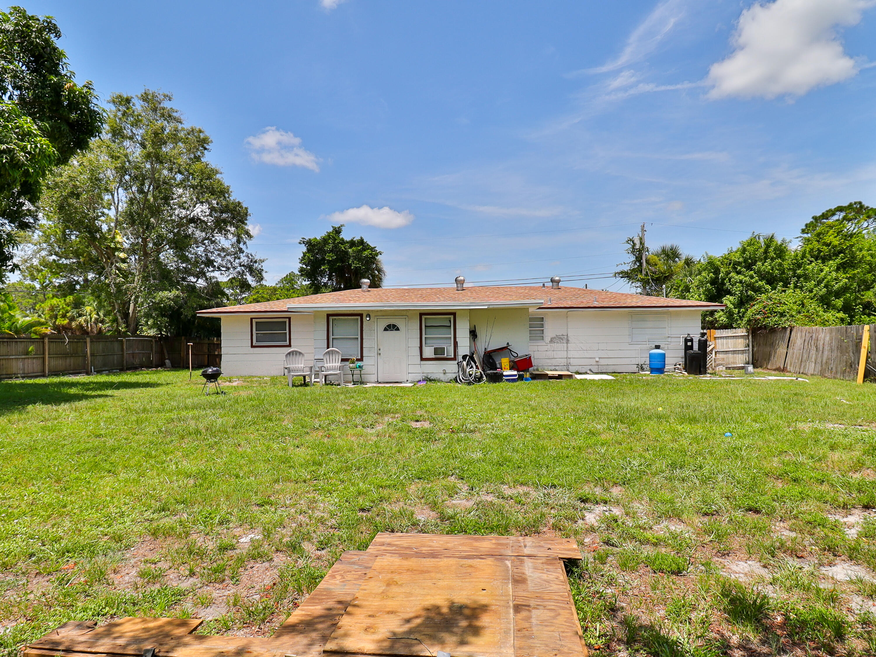 3024 West Dixie Boulevard Fort Pierce, FL 34946 - Photo 4 of 26 a front view of a house with a garden