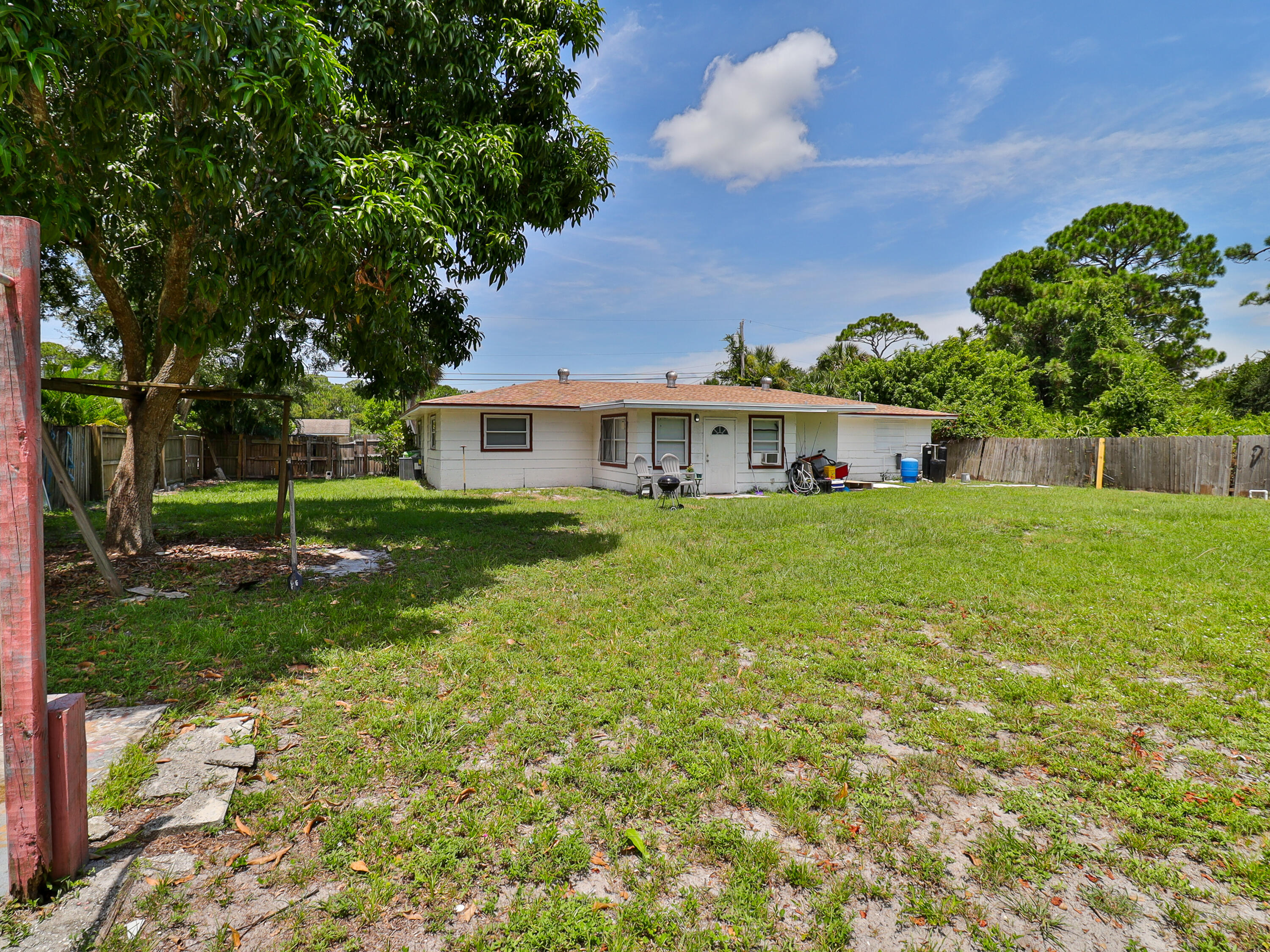 3024 West Dixie Boulevard Fort Pierce, FL 34946 - Photo 5 of 26 a view of a house with a yard