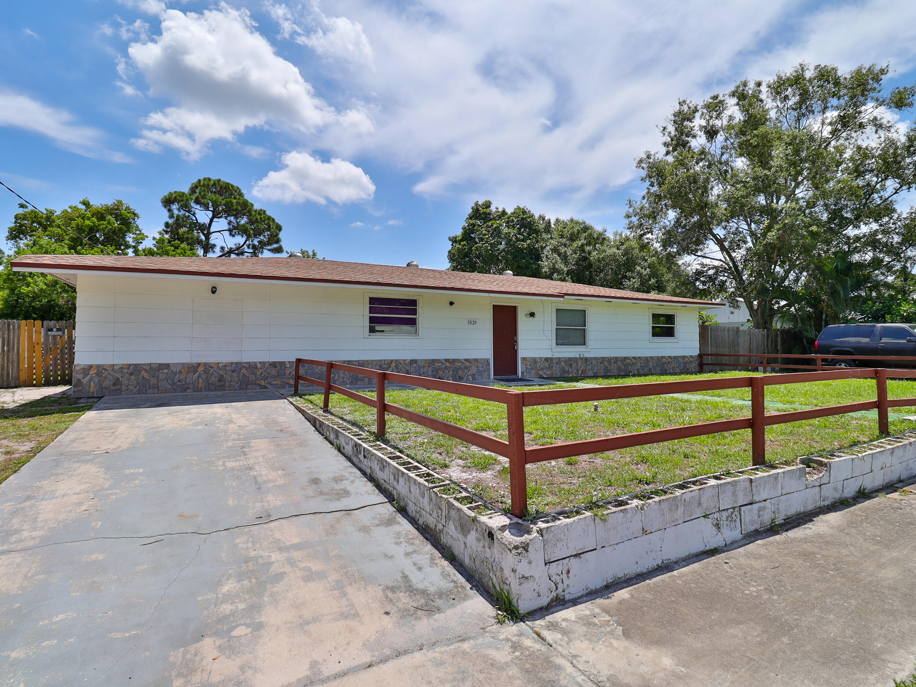 3024 West Dixie Boulevard Fort Pierce, FL 34946 - Photo 6 of 26 a view of a house with a yard