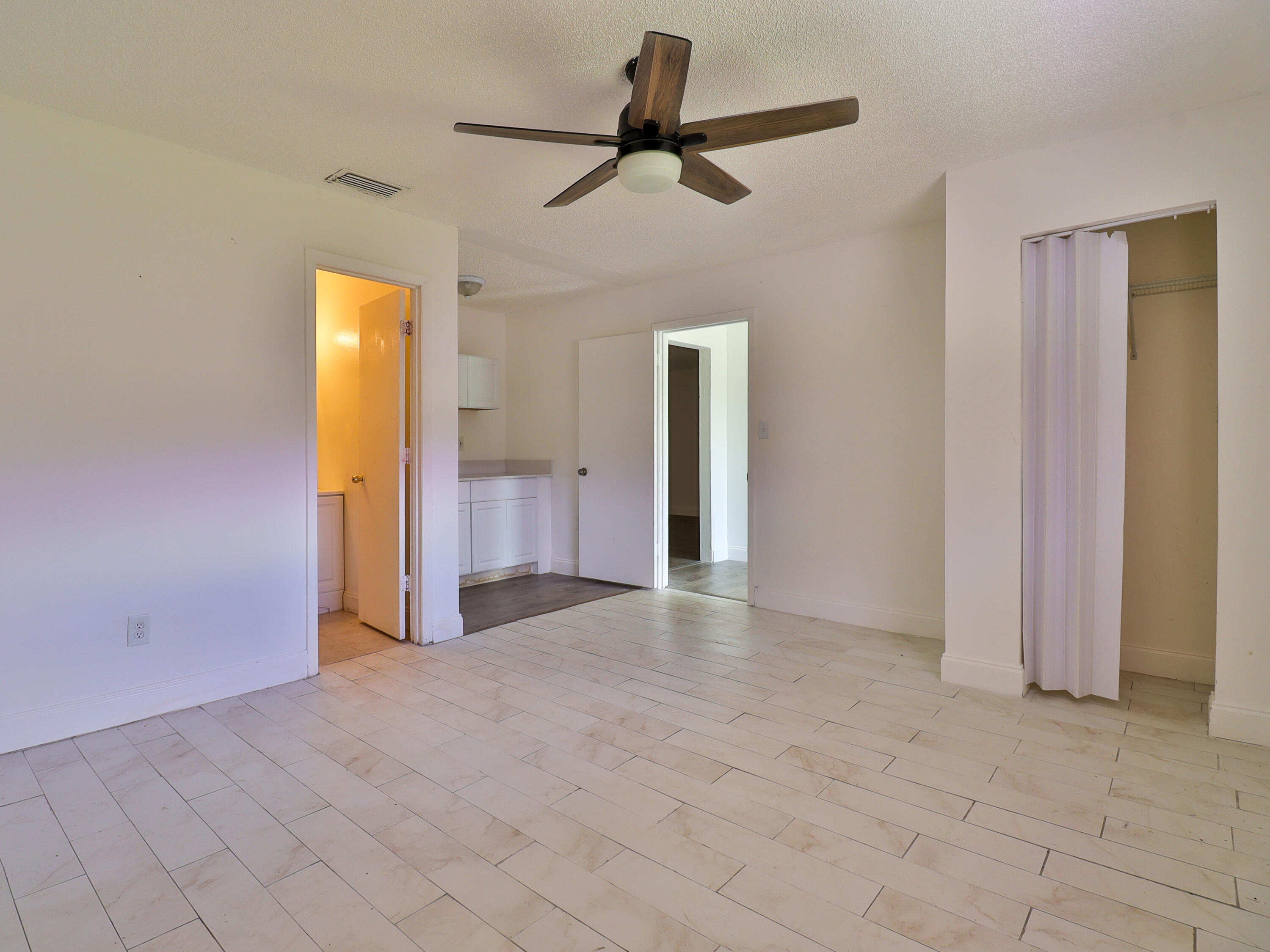 3024 West Dixie Boulevard Fort Pierce, FL 34946 - Photo 10 of 26 a view of empty room with ceiling fan