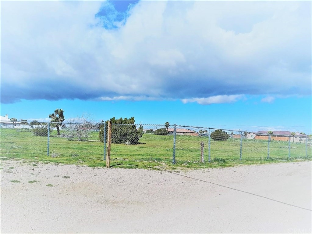 11272 Smoke Tree Road Oak Hills, CA 92344 - Photo 9 of 13 Gallery Image 9