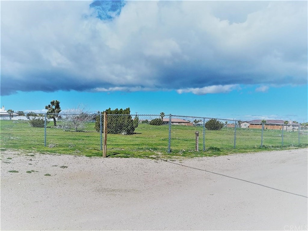 11272 Smoke Tree Road Oak Hills, CA 92344 - Photo 10 of 13 Gallery Image 10