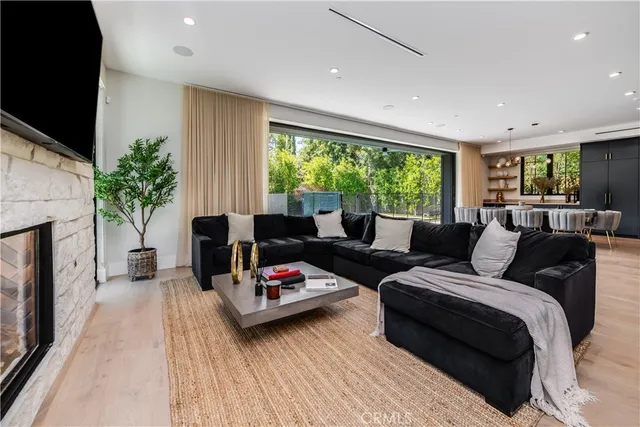 $20,995 | 5517 Allott Avenue, Sherman Oaks, CA 91401