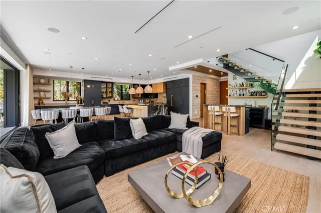 $20,995 | 5517 Allott Avenue, Sherman Oaks, CA 91401