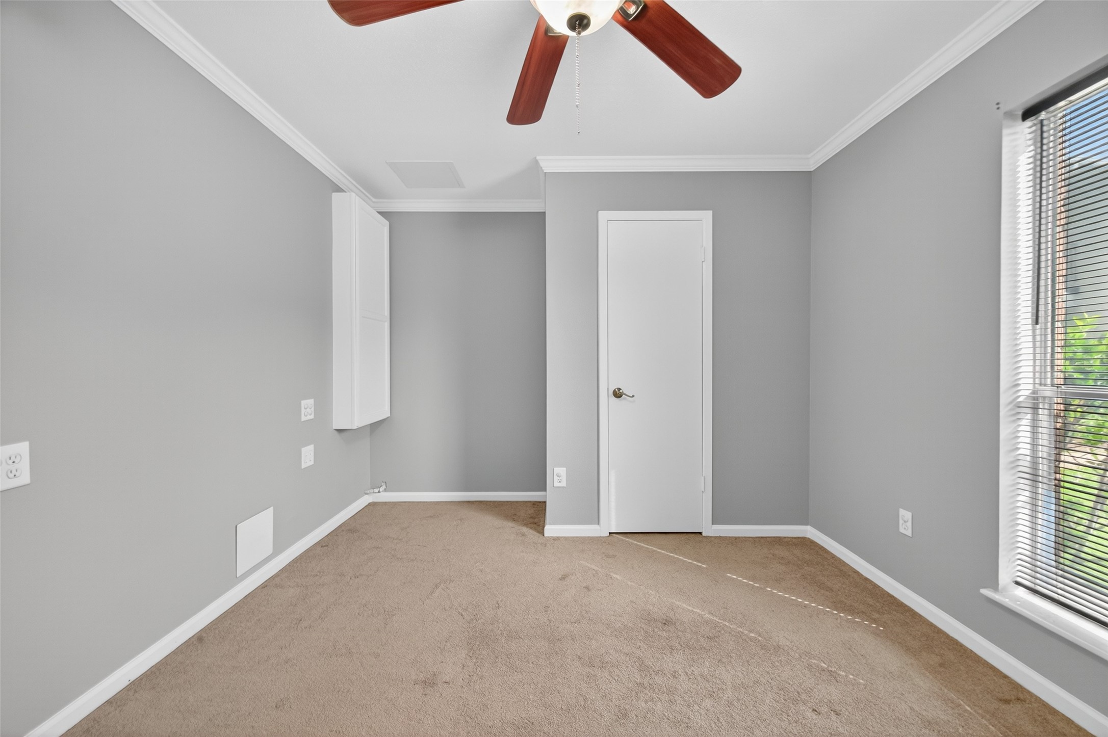 18800 Egret Bay Boulevard, Unit 1207 Webster, TX 77058 - Photo 14 of 30 an empty room with windows