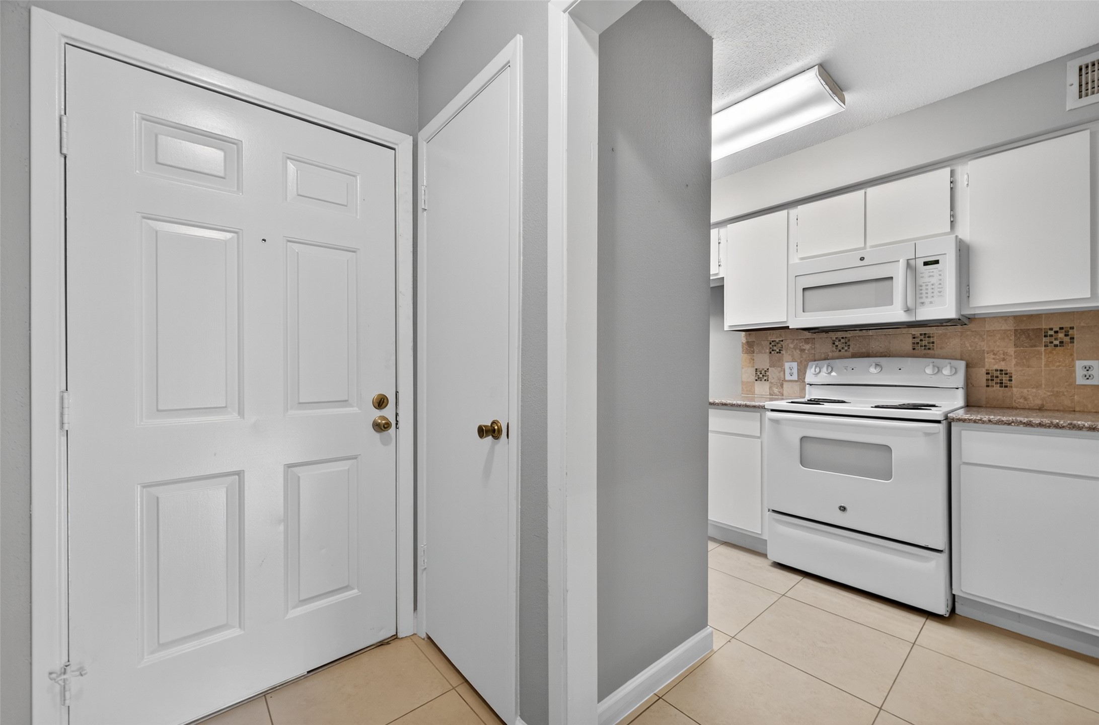 18800 Egret Bay Boulevard, Unit 1207 Webster, TX 77058 - Photo 2 of 30 a view of a kitchen with white cabinets