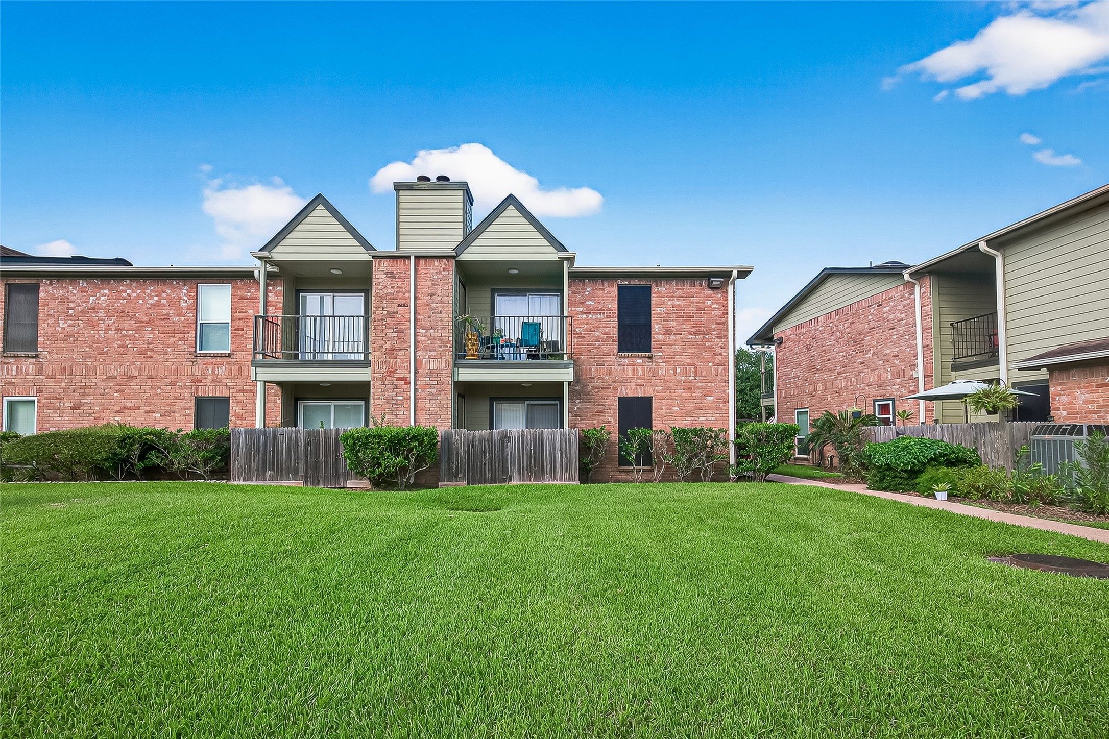 18800 Egret Bay Boulevard, Unit 1207 Webster, TX 77058 - Photo 28 of 30 a front view of house with yard and green space