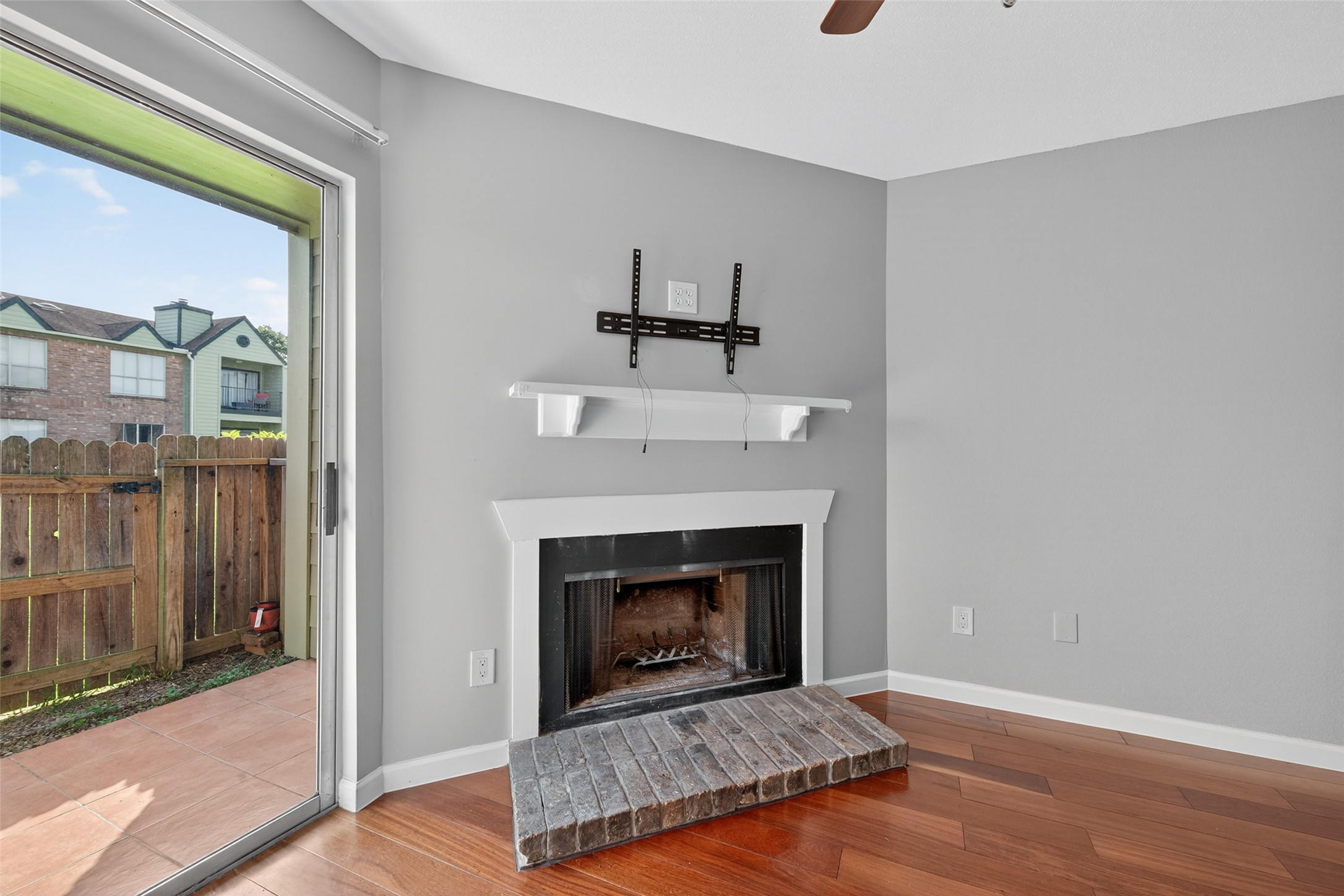 18800 Egret Bay Boulevard, Unit 1207 Webster, TX 77058 - Photo 4 of 30 a living room with a fireplace