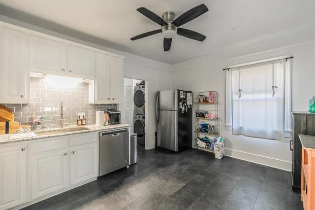 a view of a livingroom with furniture and a ceiling fan