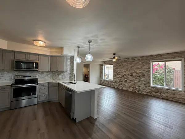 $2,995 | 902 South Surfside Drive, Gilbert, AZ 85233