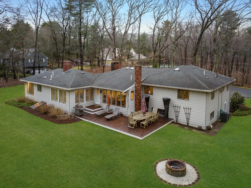 a view of house with garden and trees