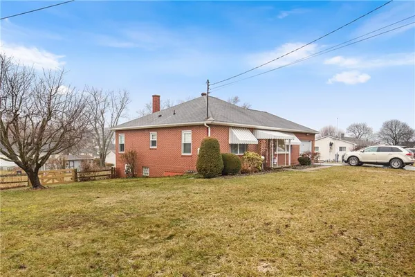 a view of a house with a yard