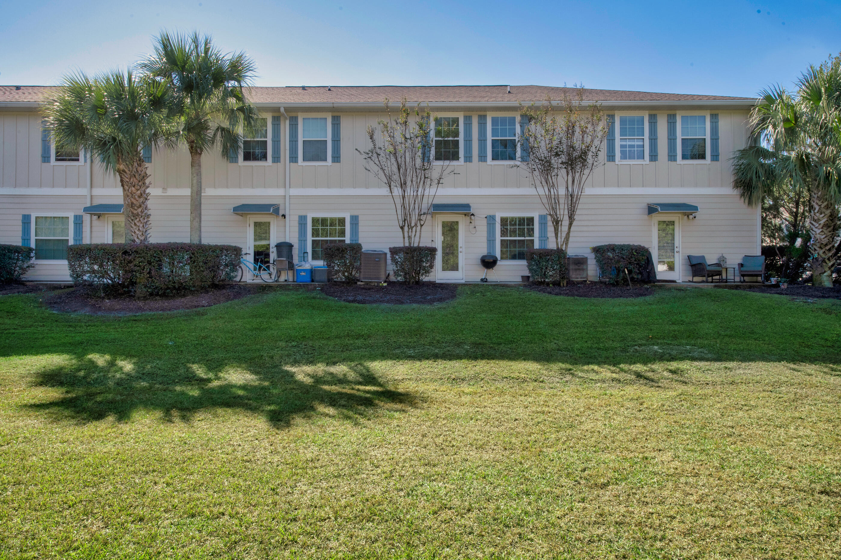 19 East Shady Oaks Lane, Unit E Santa Rosa Beach, FL 32459 - Photo 4 of 33 a front view of a house with a garden