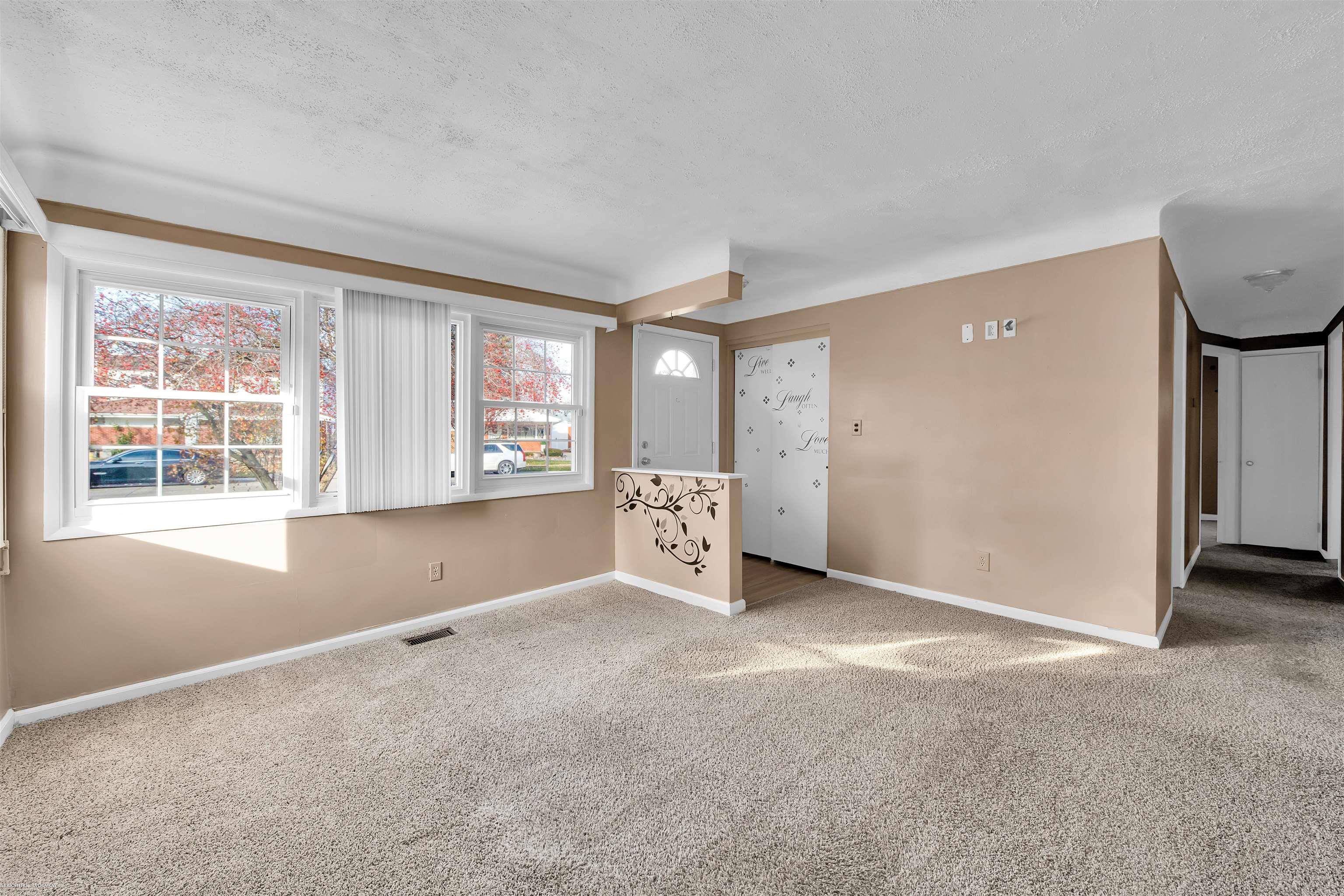 16820 May Eastpointe, MI 48021 - Photo 3 of 26 50128969-8cda3cb9-560a-4db4-a3ac-b93569ccbe52.JPG