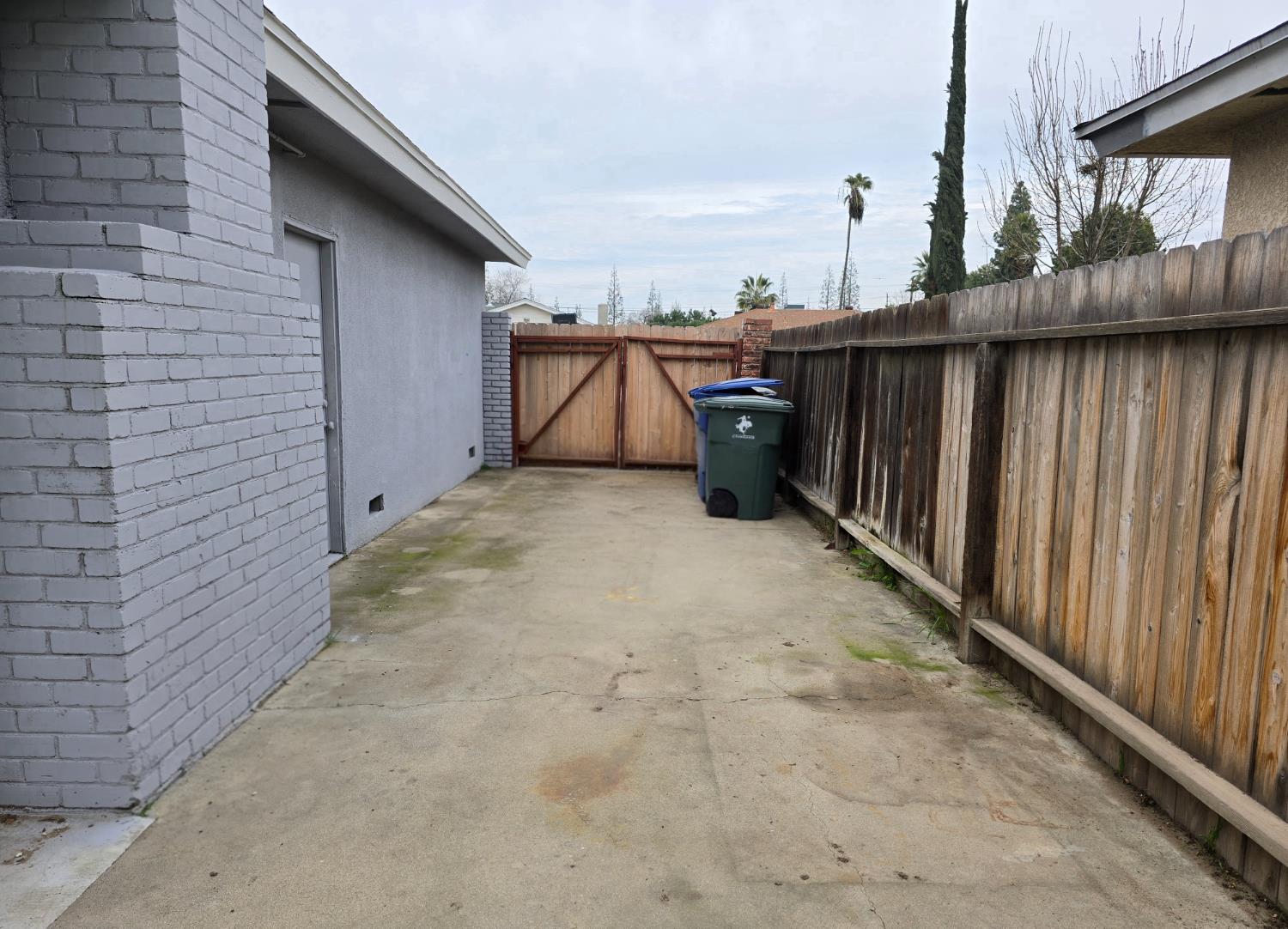 424 West Rialto Avenue Clovis, CA 93612 - Photo 19 of 20 Side Yard